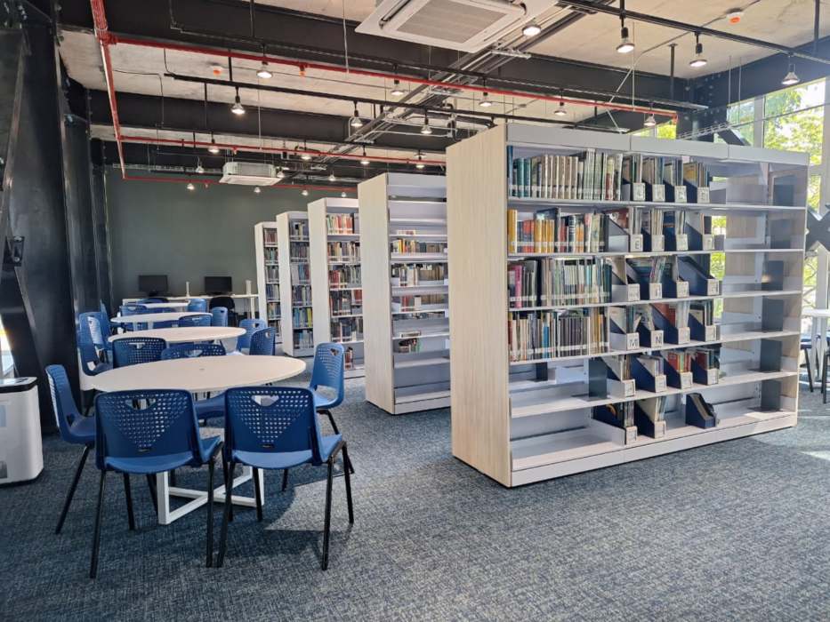 El nuevo edificio cuenta con tres niveles, 10 aulas, biblioteca y espacios colaborativos para fortalecer la formación de los estudiantes.
