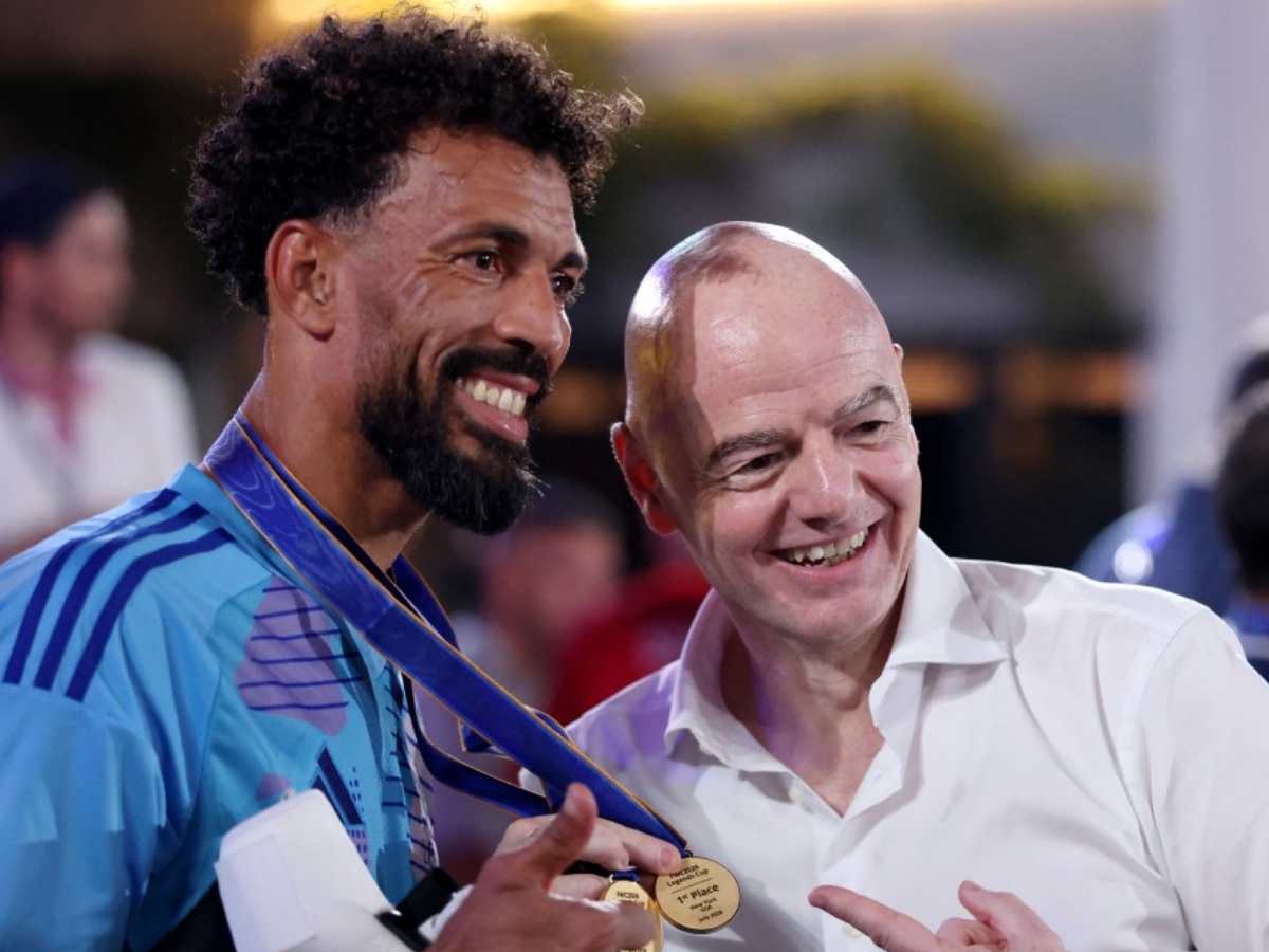 Vozinha, del Equipo Azul de Leyendas de la FIFA, posa para una fotografía con Gianni Infantino, presidente de la FIFA, durante la Copa Leyendas de la FIFA