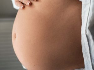 ¿Por qué se inflama el estómago como si estuvieras embarazada? Estas son las posibles causas