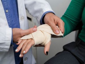 Los datos del trabajador accidentado, la atención médica y las medidas correctoras forman parte del formulario.