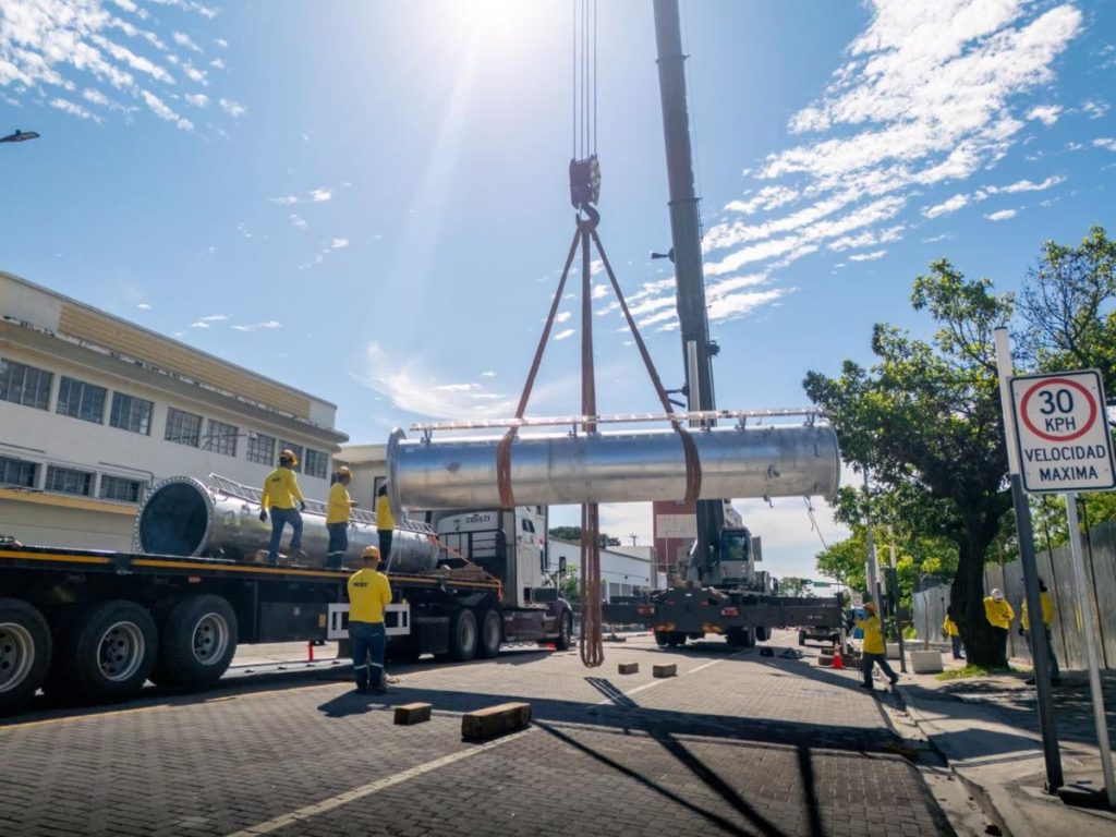 La instalación ocurre pocos días después del montaje de la cuarta torre, ubicada en la intersección de la autopista Norte con la Circunvalación Universitaria.