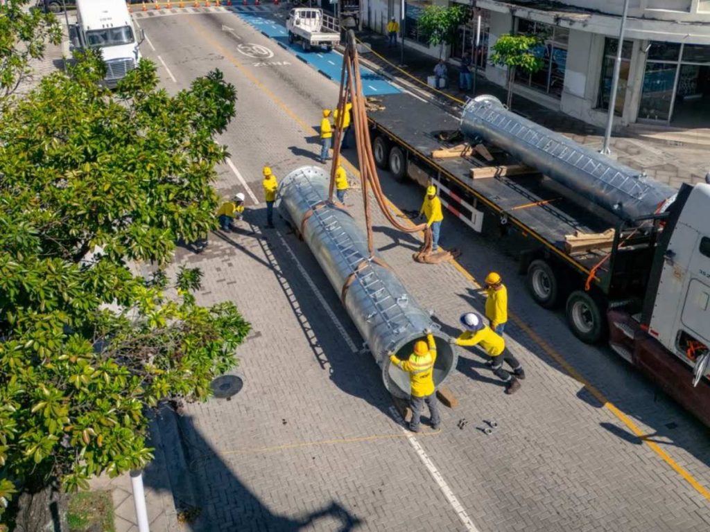 El MOP informó que trabaja en la instalación de la quinta torre del aerocable sobre la calle Rubén Darío. Foto: MOP