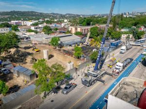 La estructura forma parte de las 23 torres previstas para la primera línea del sistema, que conectará Mejicanos con el centro de la capital.