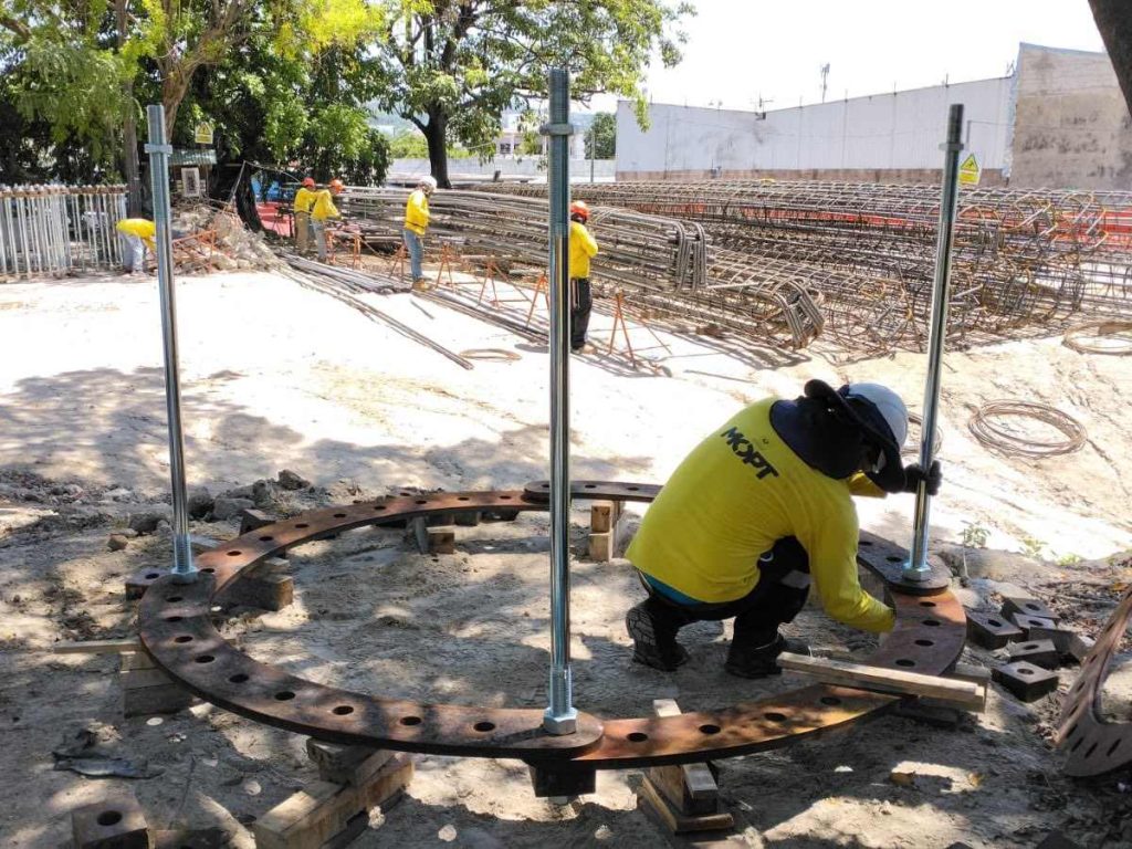 El MOPT informó que continúa con la perforación de pilotes como parte de los trabajos de cimentación del aerocable, sistema que conectará Mejicanos con el centro de San Salvador.