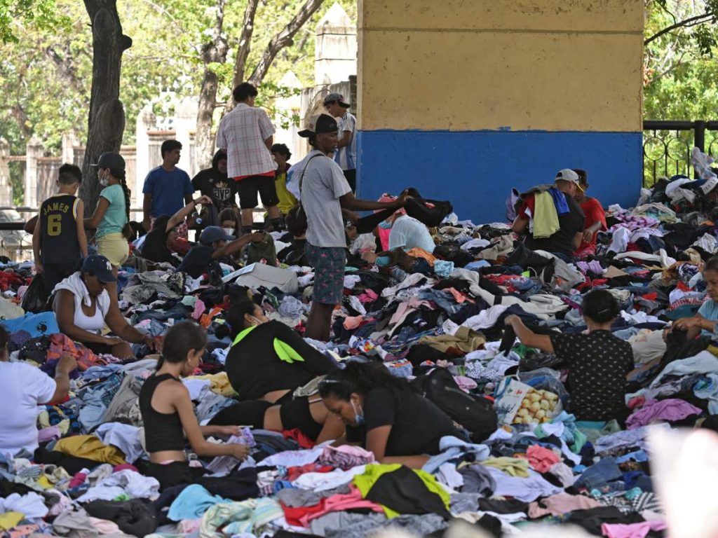 Habitantes de Caraballeda buscan ropa en un centro de acopio de donaciones, una semana después de los terremotos que devastaron el estado La Guaira. AFP