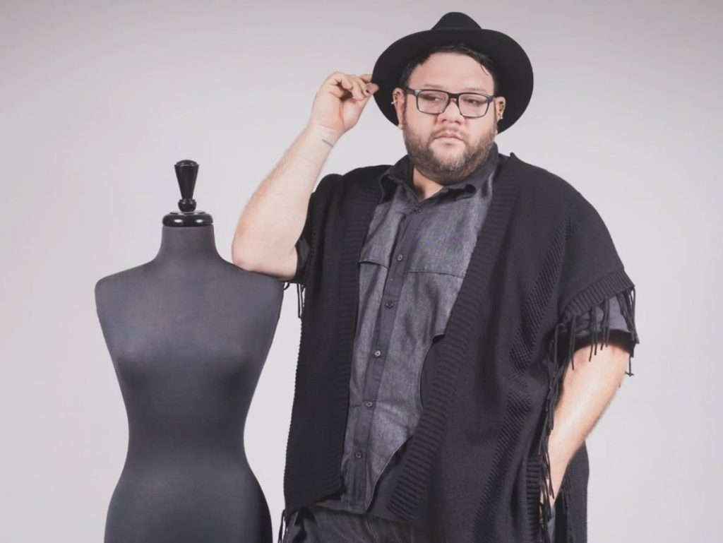 Alejandro Handal Cornejo, diseñador y catedrático salvadoreño, lideró la creación del vestuario escénico de DollHouse para IGNITE.