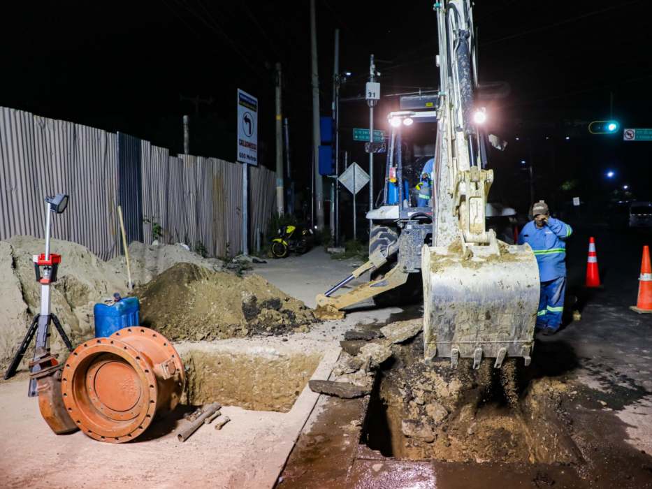 Los trabajos se realizan durante dos noches consecutivas para reducir el impacto en el tránsito vehicular sobre el bulevar del Ejército. Foto / Secretaría de Prensa.