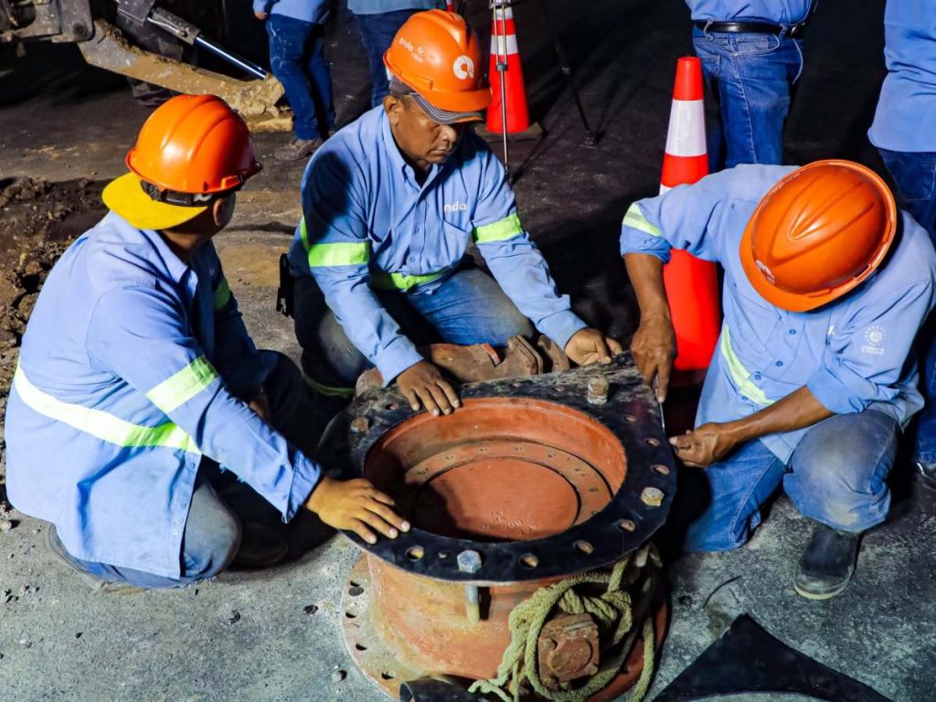 Las labores incluyen la instalación de una válvula de control y el corte del pavimento como parte de la construcción de la Planta Potabilizadora de Ilopango. Foto / Secretaría de Prensa.