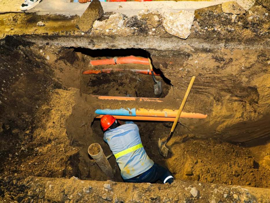 Personal de ANDA ejecuta los trabajos preparatorios para la conexión de tuberías de la Planta Potabilizadora de Ilopango en el bulevar del Ejército. Foto / Secretaría de Prensa.