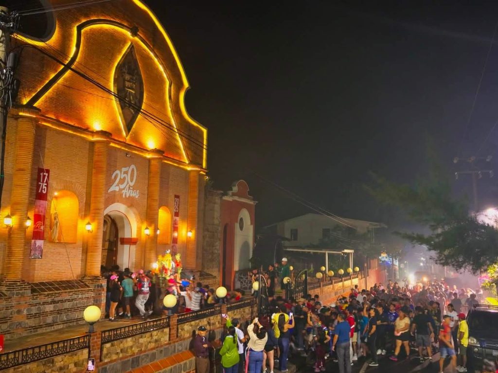 Apastepeque inició sus Fiestas Patronales 2026 con la Demanda Mayor de Santiago Apóstol, una de sus tradiciones religiosas más llamativas.