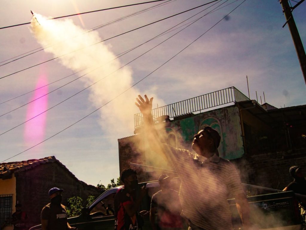 Los artilleros acompañan la Demanda Mayor con cohetes de vara, uno de los sonidos más característicos de la tradición.