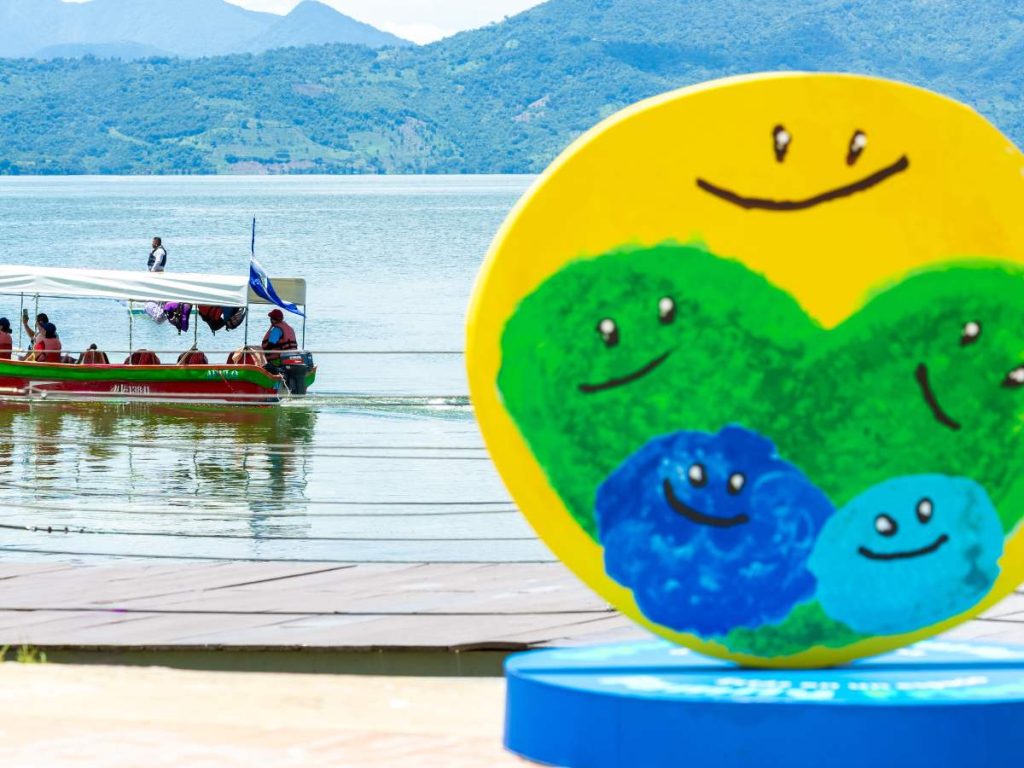 Apulo cuenta con piscinas para niños y adultos.