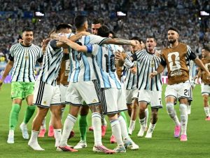 Argentina celebra la victoria 3-2 ante Cabo Verde en tiempo extra, un triunfo dramático que selló su clasificación en los dieciseisavos del Mundial.