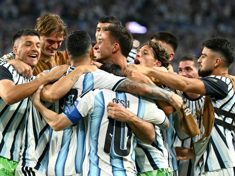 Los jugadores de Argentina celebran el tercer gol ante Cabo Verde, marcado por Cristian Romero en el tiempo extra para poner el 3-2