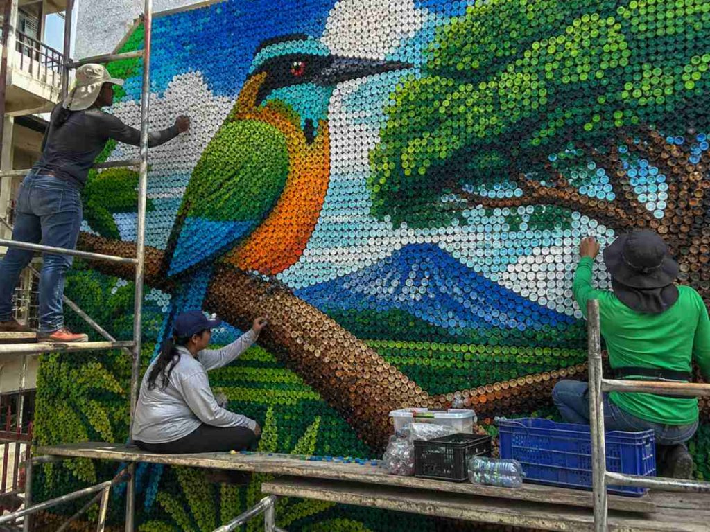arte-urbano-tapas-reciclaje (1)