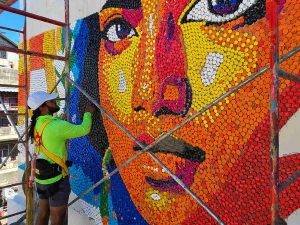 arte-urbano-tapas-reciclaje (1)