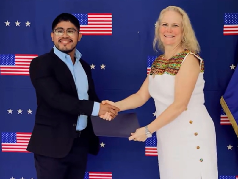Becarios salvadoreños cursarán estudios superiores en universidades de Estados Unidos mediante el programa Fulbright.