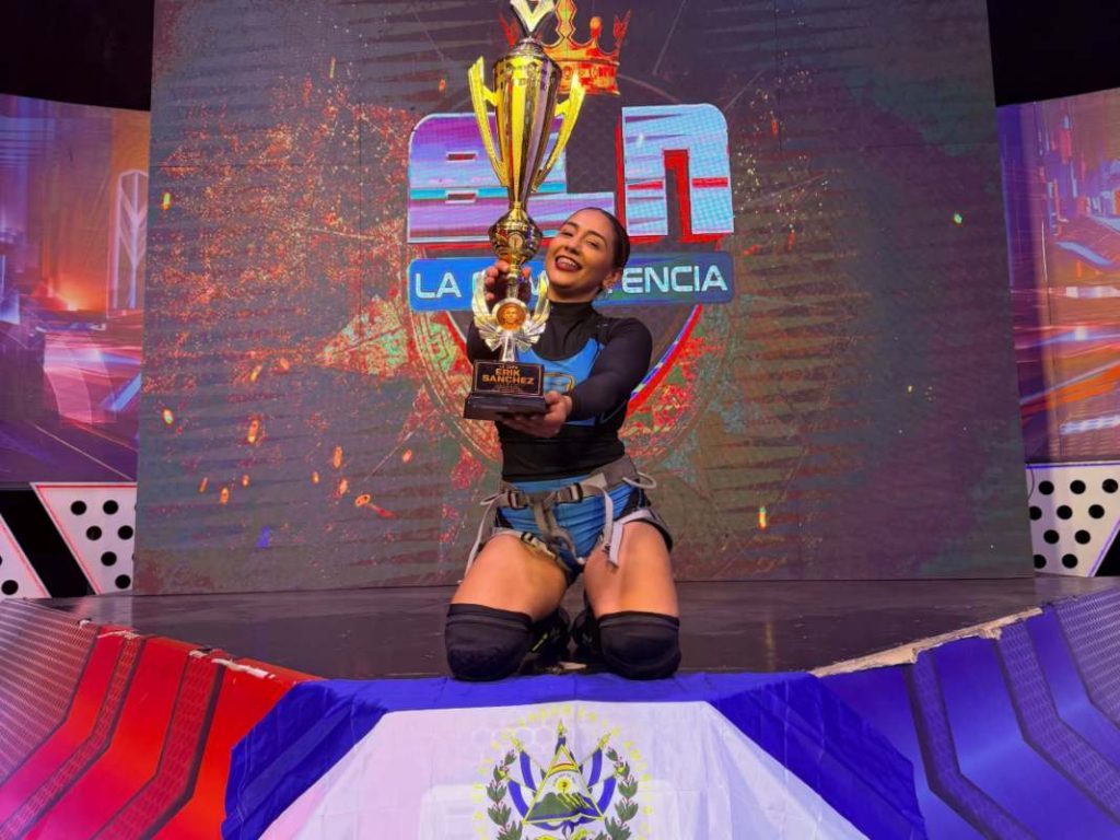 Norma Villeda celebró el título junto a la bandera de El Salvador. Foto: Instagram @normaoficial_sv