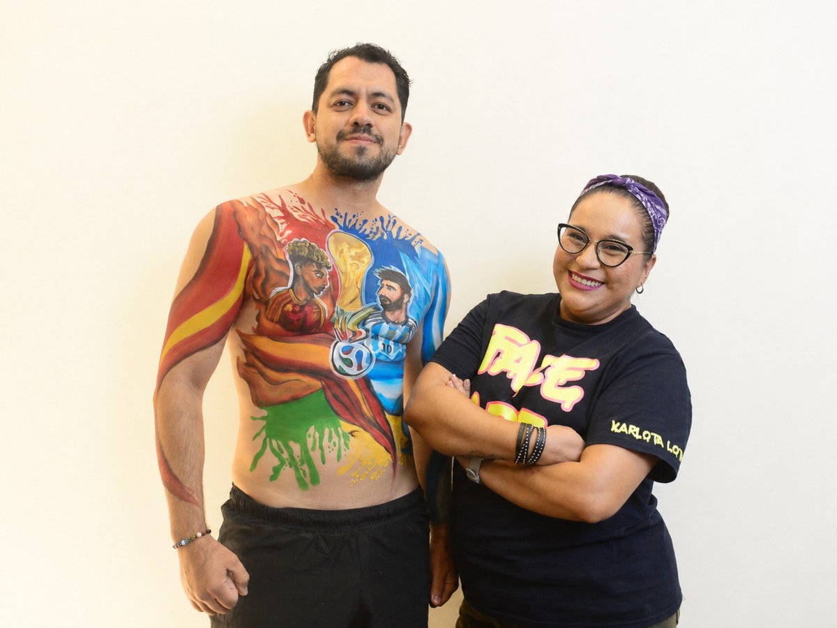 Karlota Lota posa junto a Manuel y el body paint final inspirado en la emoción, los colores y las figuras de una final mundialista.