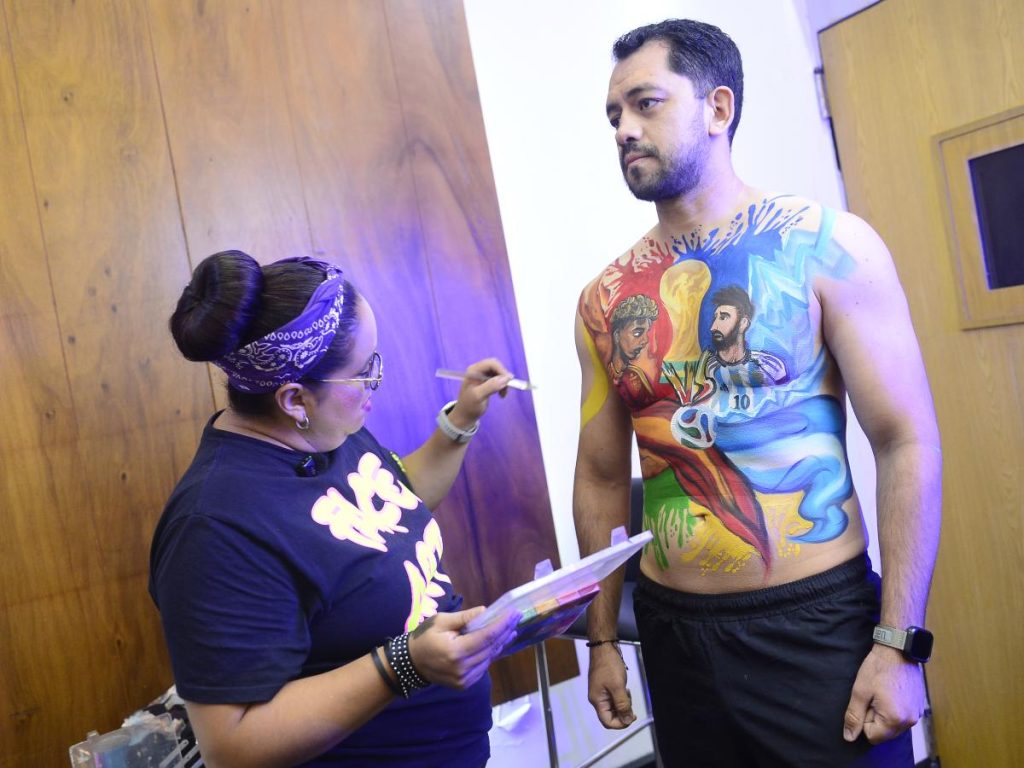 Con el diseño casi completo, Karlota Lota afina colores y detalles del body paint inspirado en la final del Mundial.