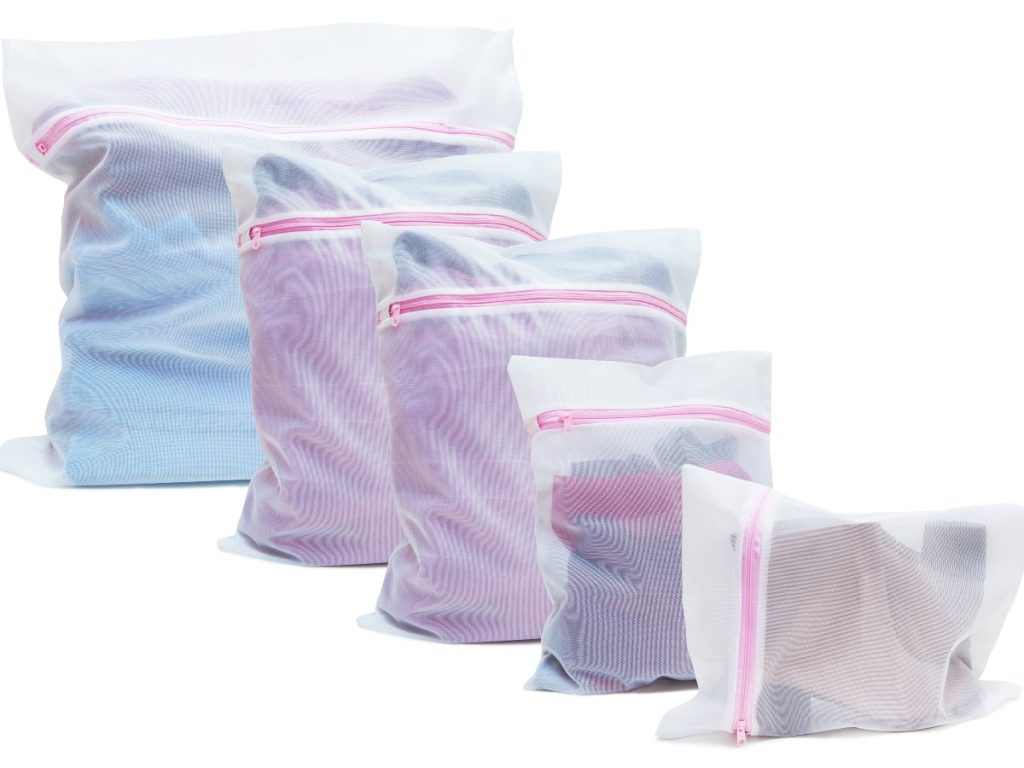 Usar bolsas de lavado ayuda a proteger prendas delicadas del roce con cierres, broches y telas más pesadas dentro de la lavadora.