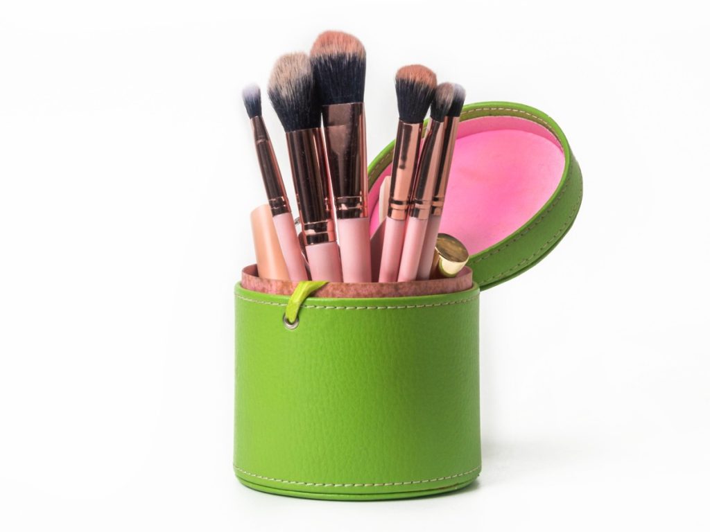 Mantener las brochas limpias favorece un maquillaje más uniforme y ayuda a cuidar la piel.