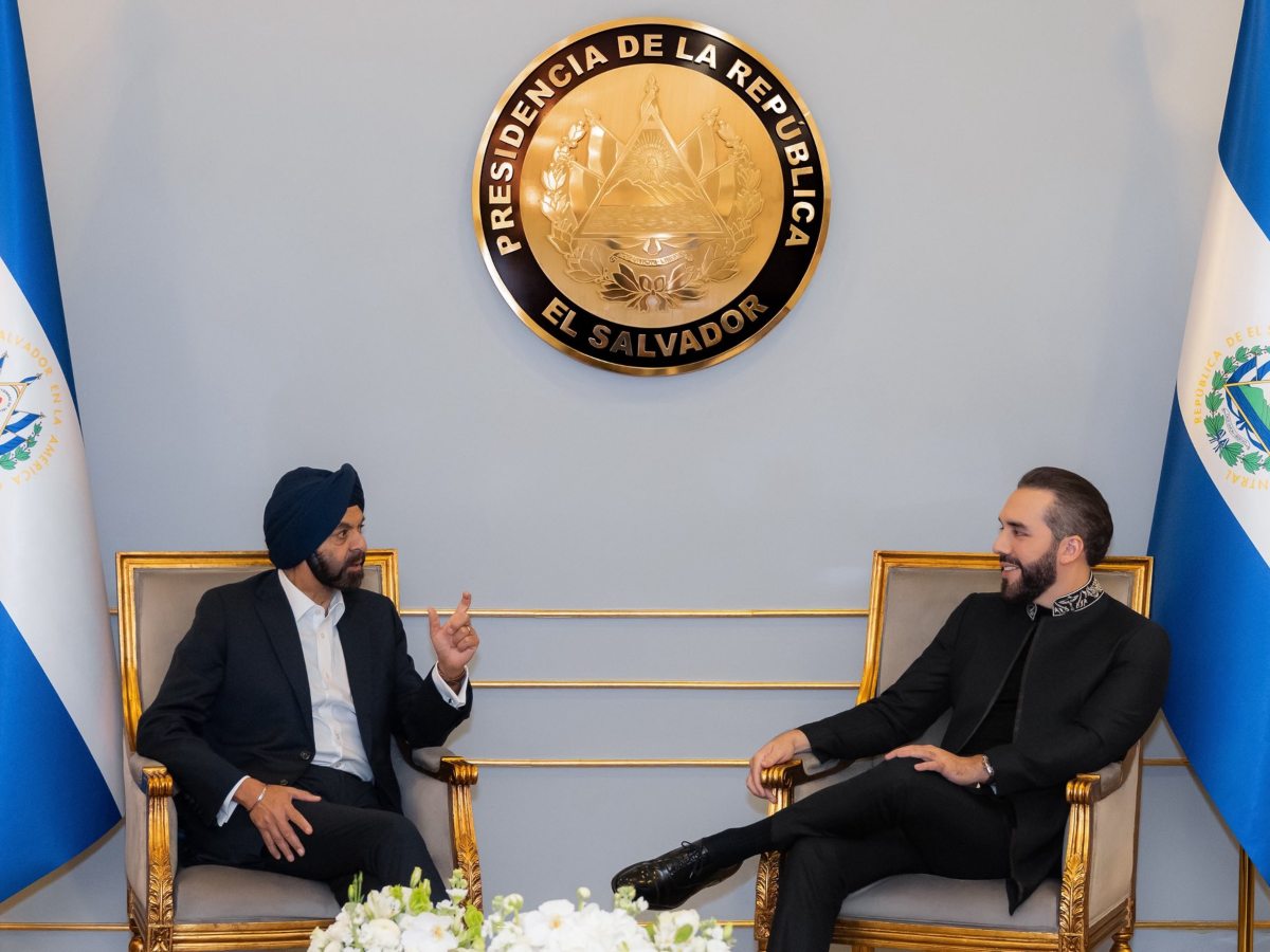 Nayib Bukele se reunió con Ajay Banga, presidente del Banco Mundial, durante su visita a El Salvador. Foto: cortesía