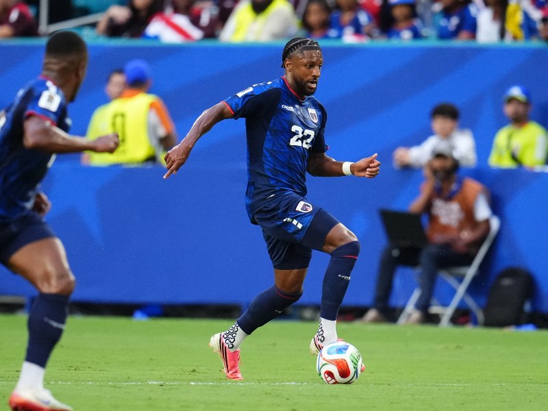 Steven Moreira, de Cabo Verde, conduce el balón durante el partido de dieciseisavos de final de la Copa Mundial de la FIFA 2026 entre Argentina y Cabo Verde.