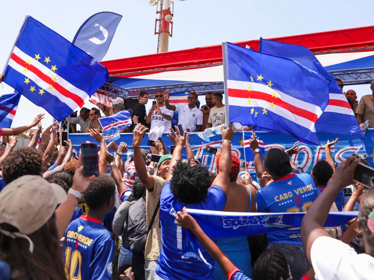 Aficionados de Cabo Verde celebran en Praia el 5 de julio de 2026, con motivo del regreso a casa de la selección nacional de fútbol tras su participación en la Copa Mundial de la FIFA 2026. (Foto EFE)