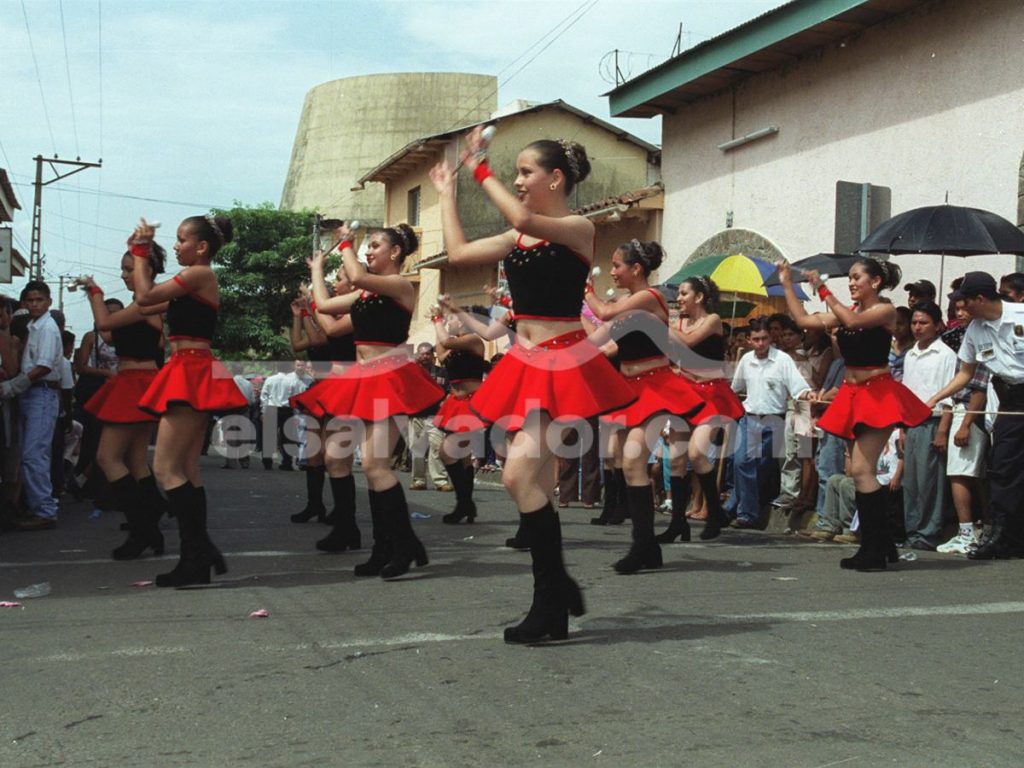 Los elaborados peinados y tocados reemplazaron con el tiempo a los sombreros que distinguían a las primeras generaciones de cachiporristas. Fotografía/ Archivo elsalvador.com