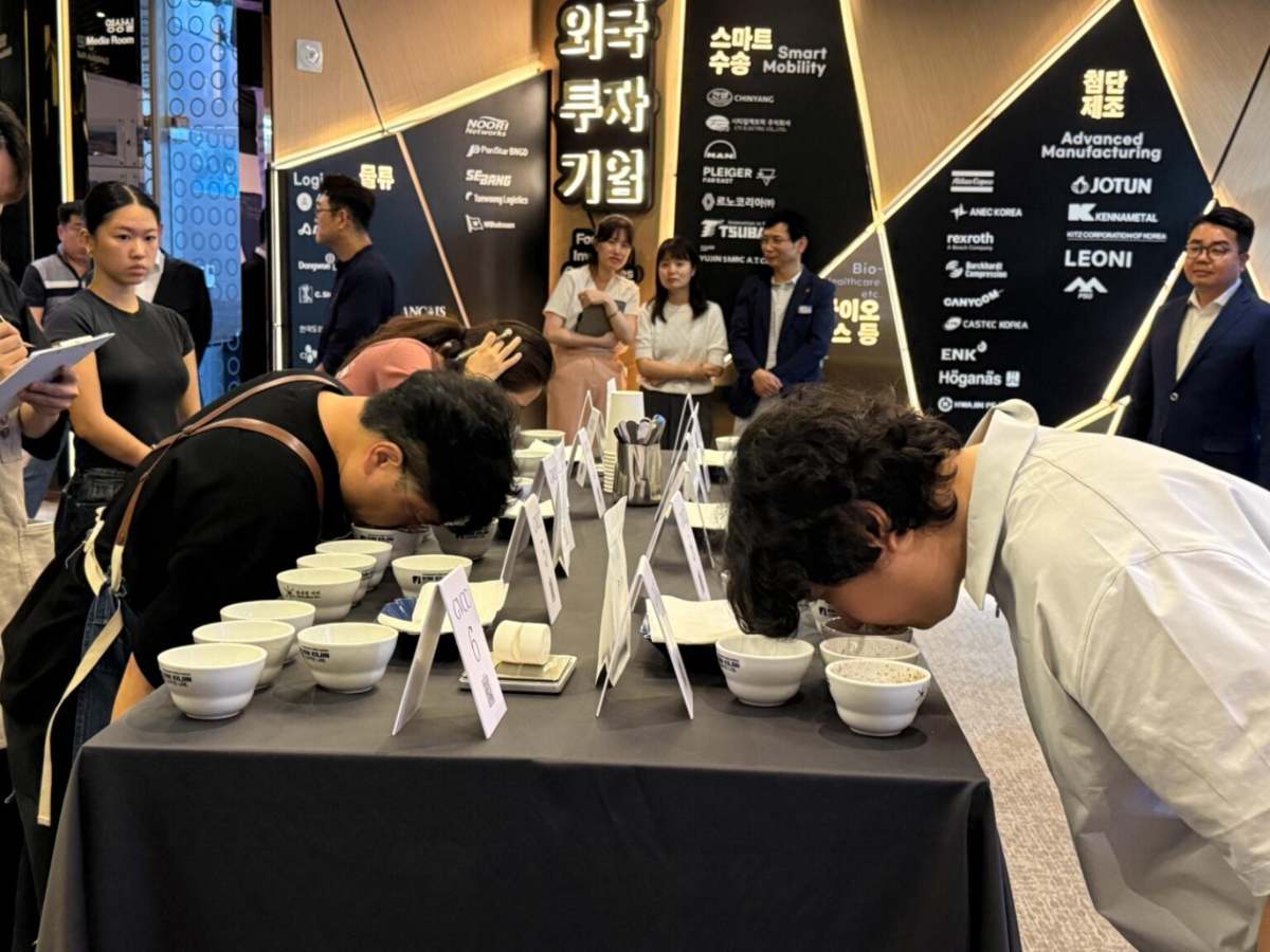 Representantes de la industria cafetalera de Corea del Sur participaron en una cata de café de especialidad salvadoreño en la ciudad de Busan. Foto / Cortesía.