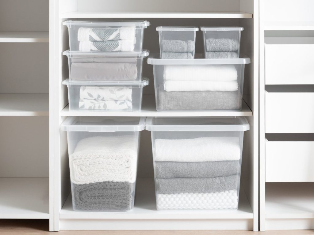 Guardar la ropa limpia, seca y en espacios ordenados ayuda a prevenir daños, malos olores y deterioro de las fibras.
