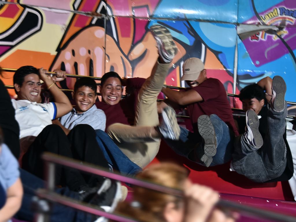 Jóvenes se sujetan con fuerza entre risas por el constante movimiento.