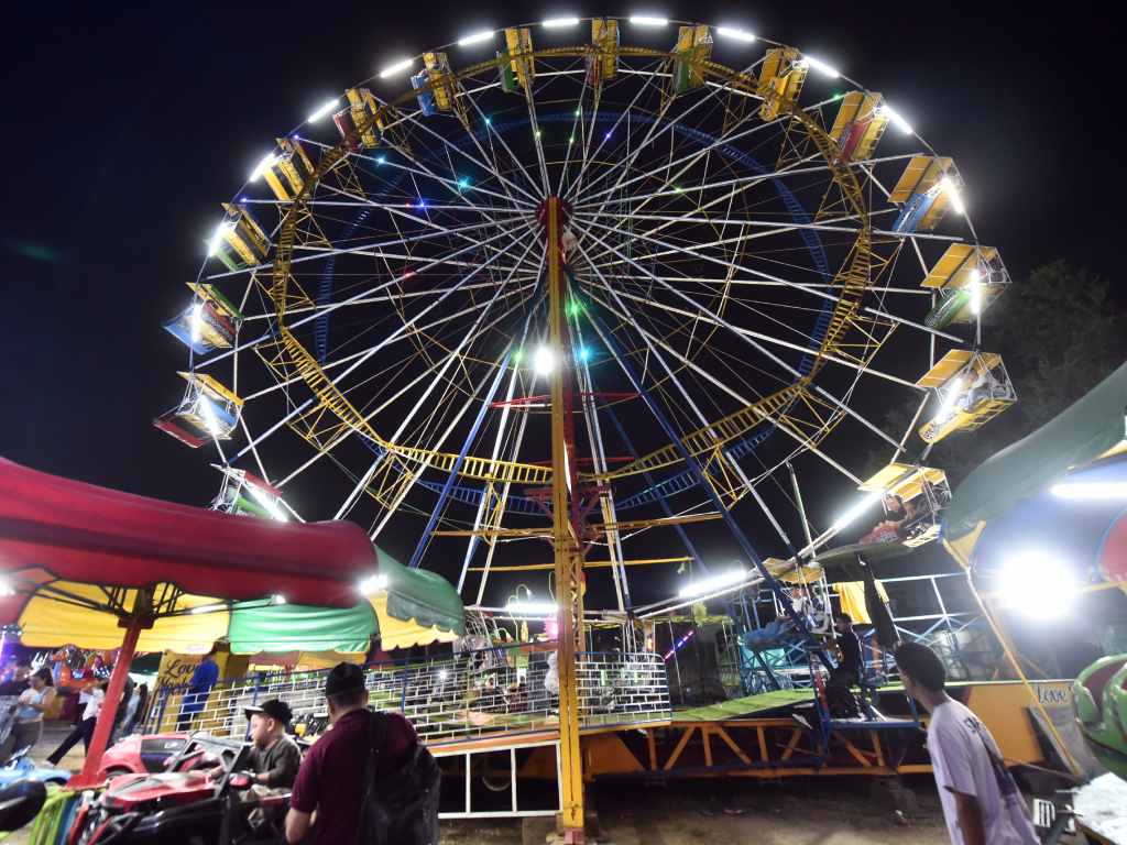 chicago iluminada domina el cielo nocturno de la feria con sus luces.
