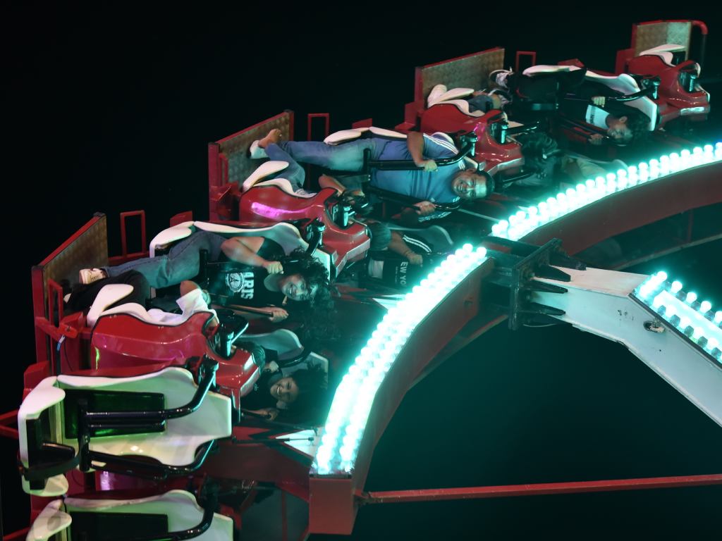 EMOCIÓN EXTREMA. Las atracciones de la feria suben al máximo la adrenalina. 