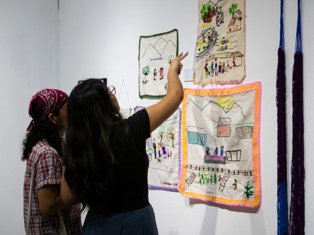 Los 53 bordados fueron creados por mujeres de Chalatenango y recuperan historias del exilio, la repatriación y la memoria comunitaria. Fotografía/ René Figueroa - CCESV.
