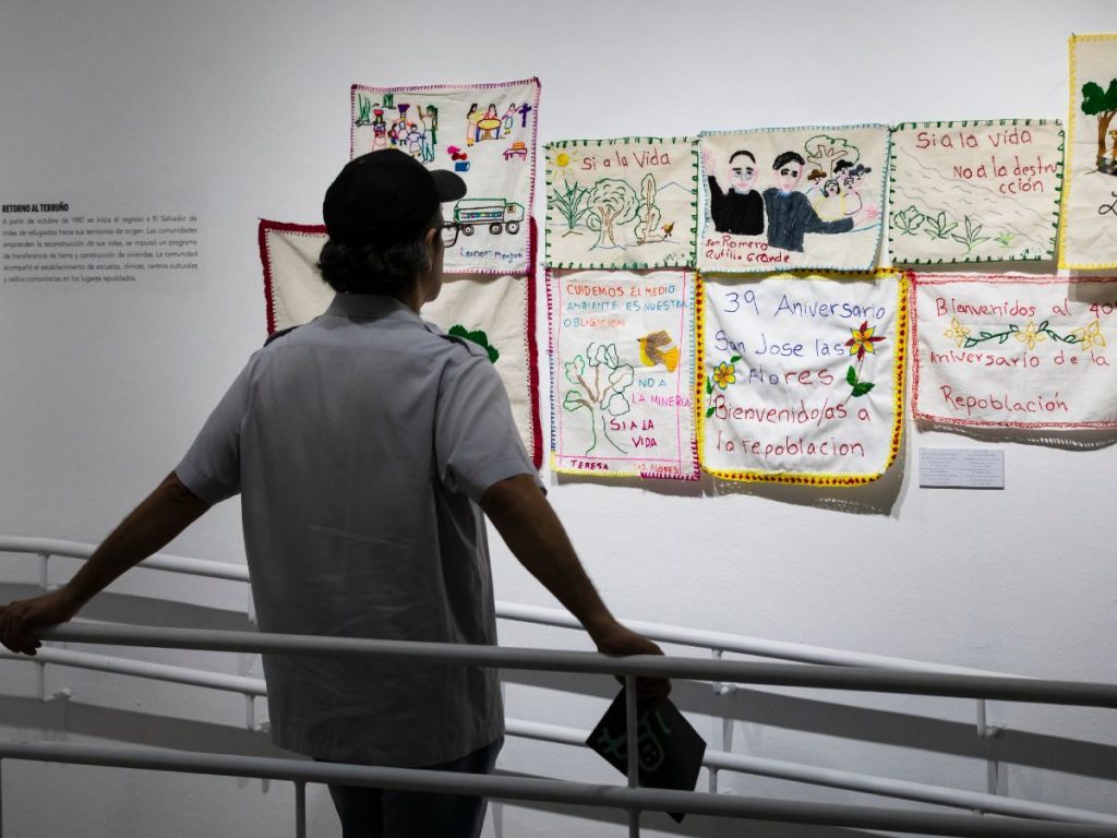 Los 53 bordados fueron creados por mujeres de Chalatenango y recuperan historias del exilio, la repatriación y la memoria comunitaria. Fotografía/ René Figueroa - CCESV.