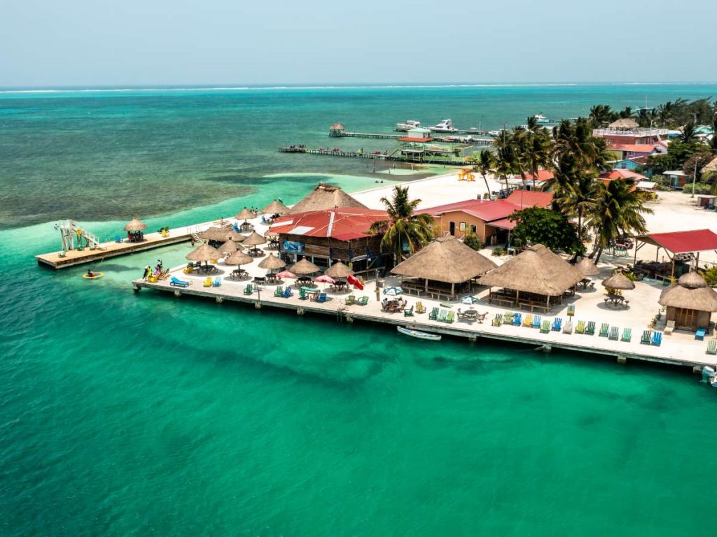 Aguas cristalinas y vida marina en Belice.