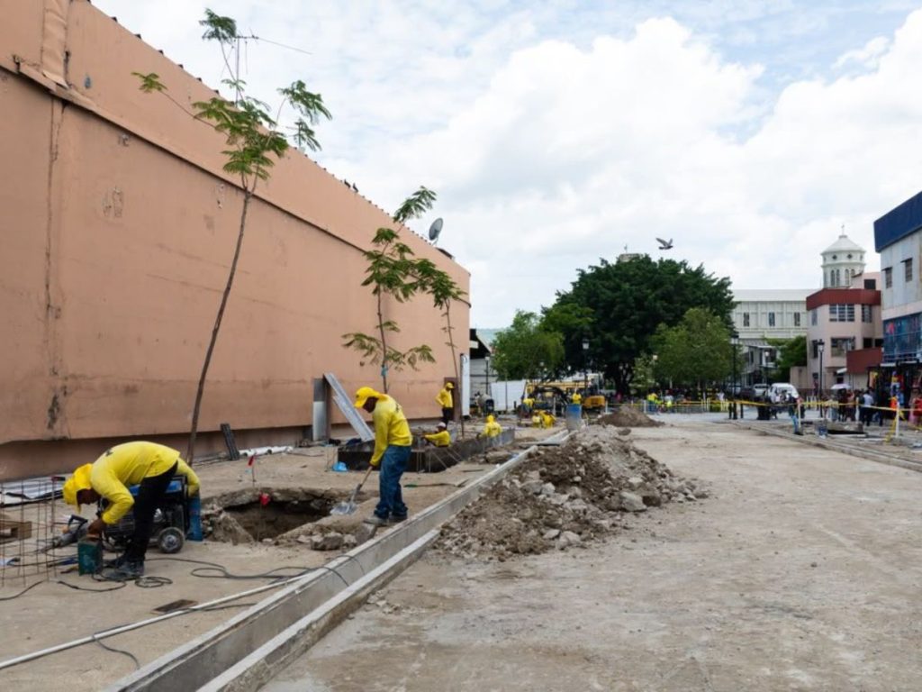 El MOP informó que avanzan las mejoras peatonales en la 3a Avenida Sur, en el Centro Histórico de San Salvador. Foto: MOP