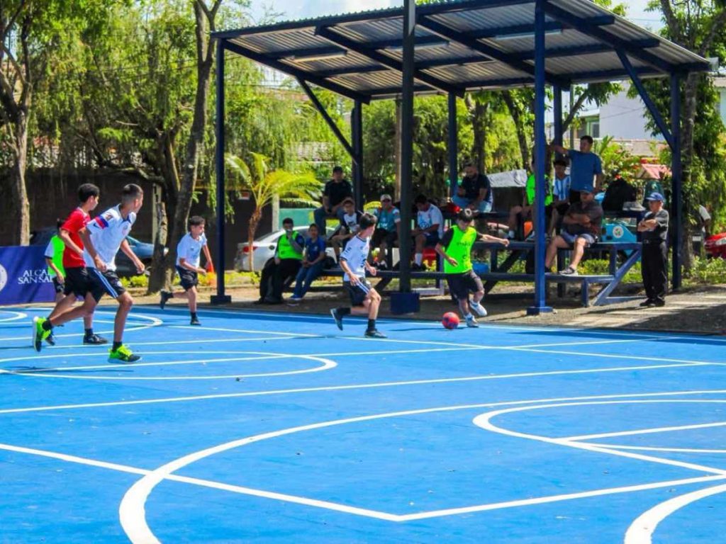 La cancha suma alternativas deportivas para jóvenes y familias de la Zona 2.