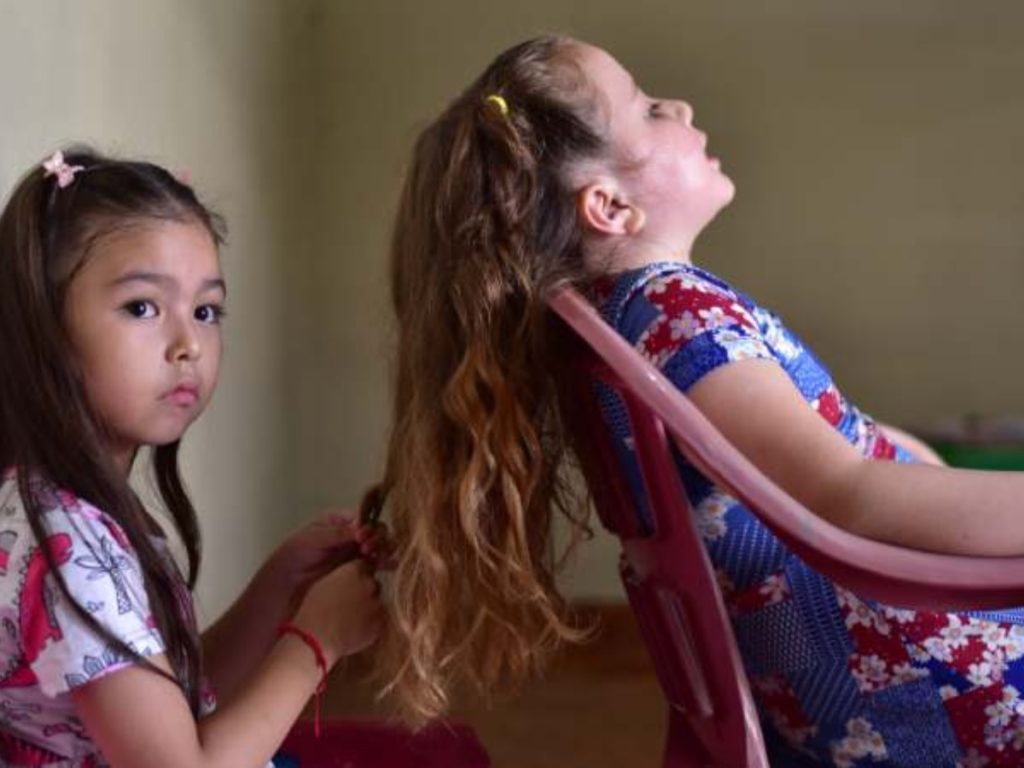Niños y adultos de comunidades del norte de Chalatenango conservan rasgos como piel blanca, cabello claro y ojos de tonalidades verdes, azules o miel. Fotografía/ elsalvador.com