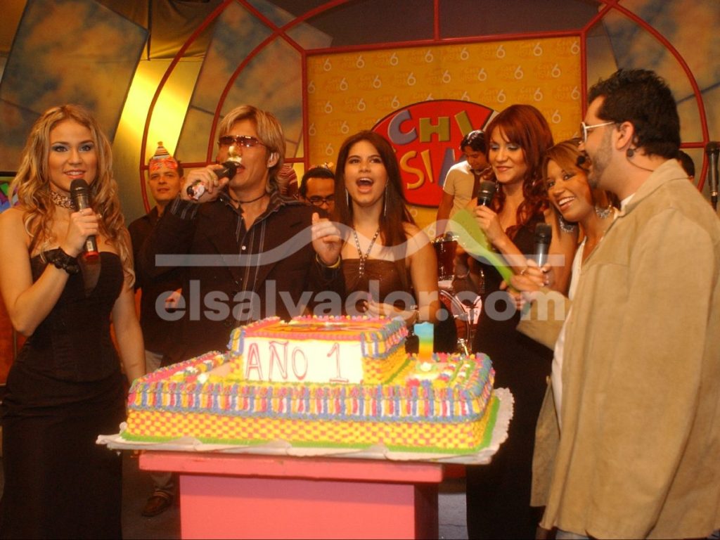 El elenco de "Chivísimo" celebró el primer aniversario del programa junto a la audiencia que lo acompañó desde su estreno en 2005. Fotografía/ Archivo elsalvador.com