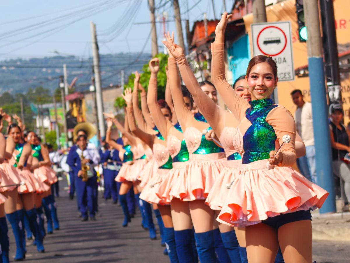 Ciudad Delgado inició sus fiestas patronales con el tradicional Desfile del Correo, acompañado por la Banda Bicentenario.