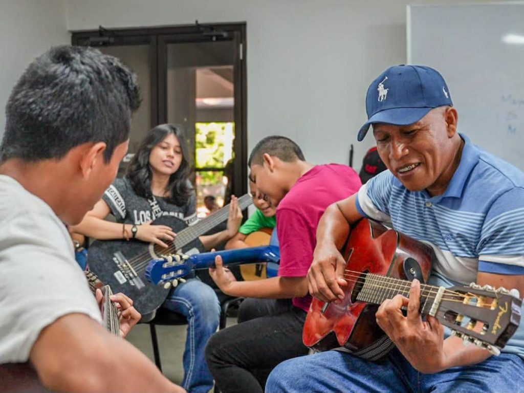 La música abre espacios de aprendizaje, convivencia y expresión para participantes de distintas edades.