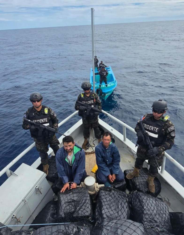 La Marina Nacional interceptó la embarcación a 947 millas náuticas al suroeste de la Bocana El Cordoncillo, donde incautó 1.36 toneladas de cocaína. Foto / Secretaría de Prensa.