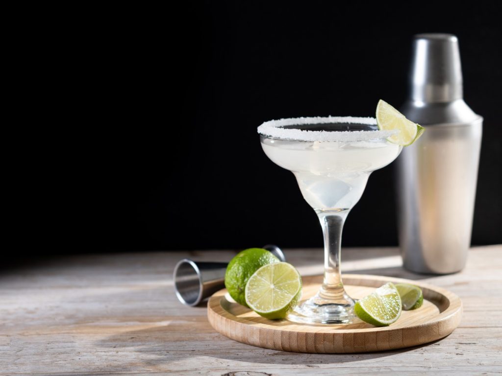 La Margarita es un clásico que reúne tequila, jugo de limón y licor de naranja, con un toque de sal en el borde. 