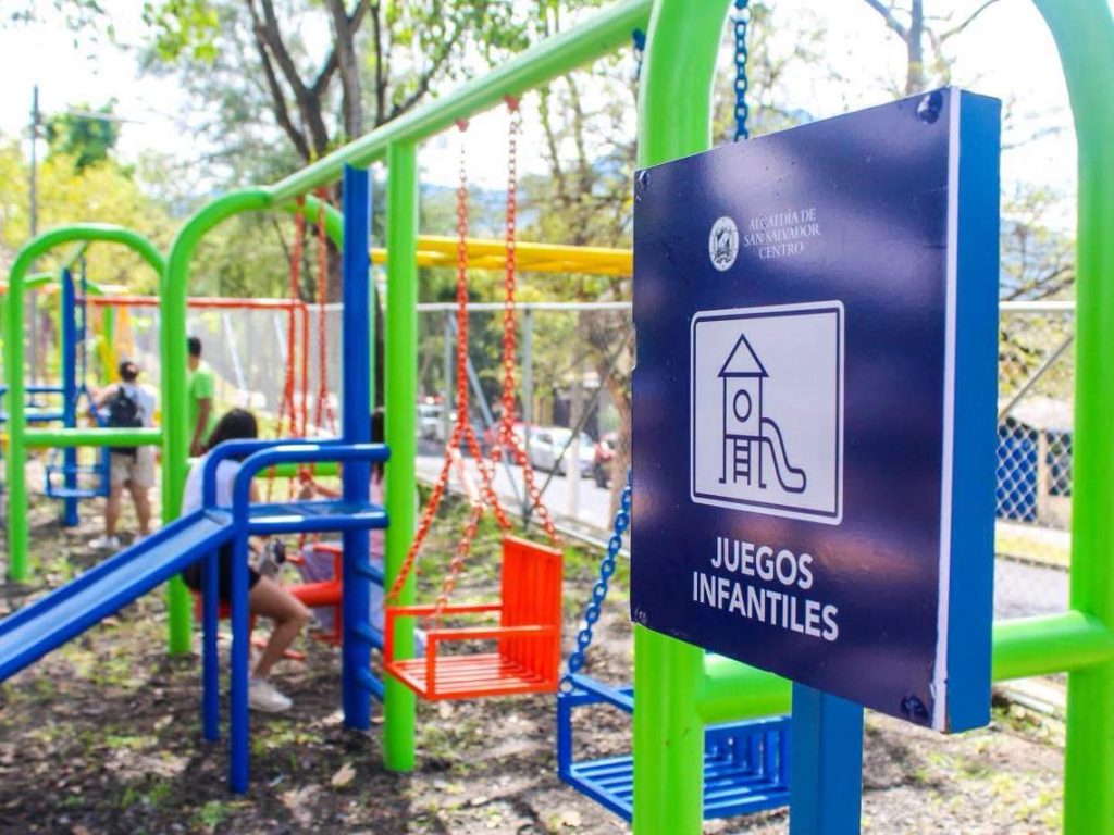 El espacio cuenta con juegos infantiles para que niñas y niños disfruten al aire libre.