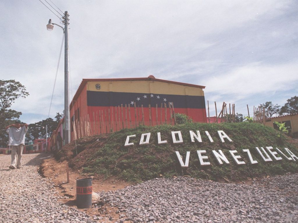 En febrero de 2003, 112 familias recibieron las viviendas construidas con cooperación venezolana en la colonia Venezuela, en Comasagua. Fotografía/ Archivo EDH