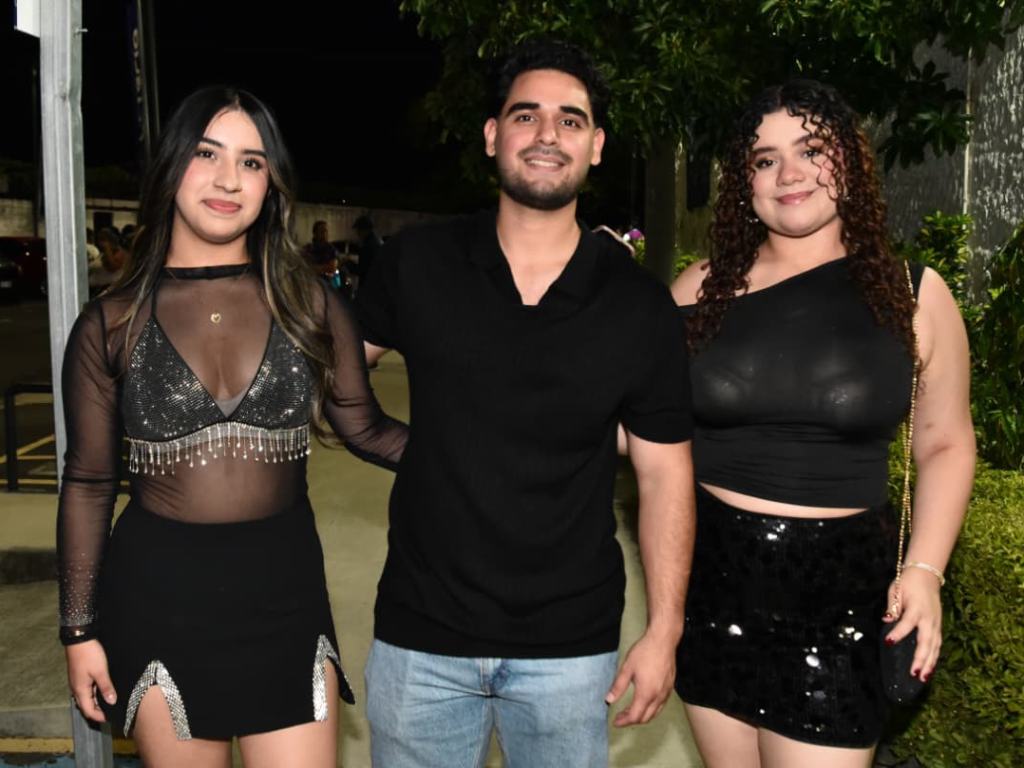 Marcos Martínez ha llegado con sus amigas Alisson y Génesis