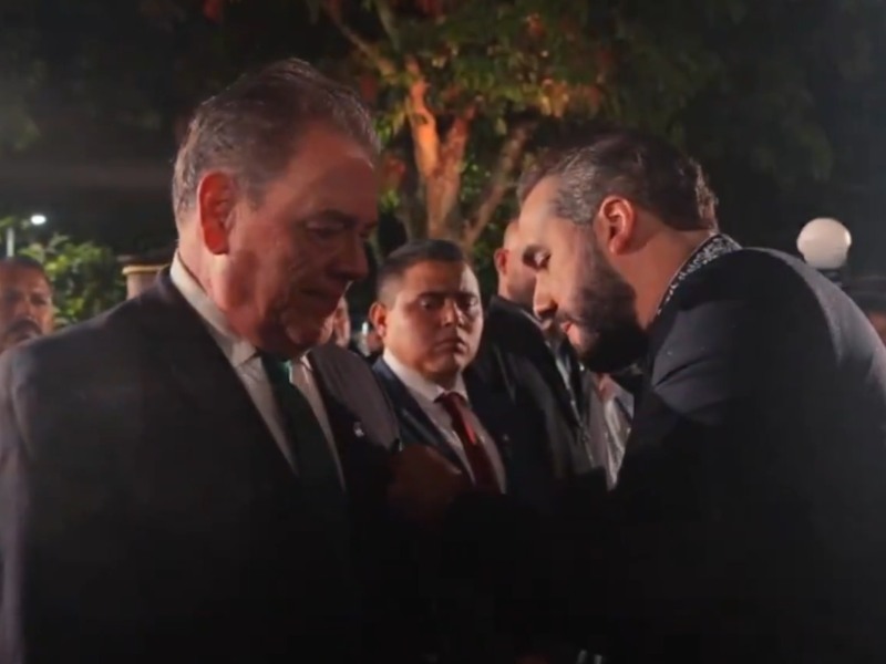 El presidente Nayib Bukele condecora al periodista Moisés Urbina por la cobertura realizada en Venezuela.
